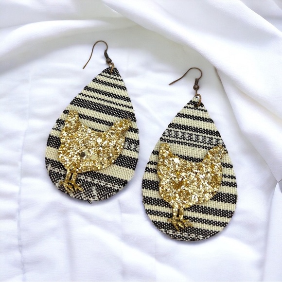 Feathered Fashion: Adorable Chicken Silhouette Dangle Earrings! NWT Farm Jewelry - Picture 4 of 10